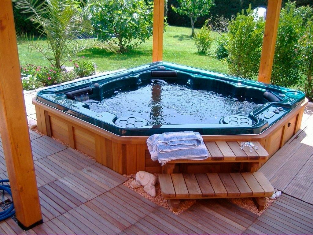 beauty-built-in-hot-tub-daily-inspiration-for-easy-garden-decoration-project--1024x768